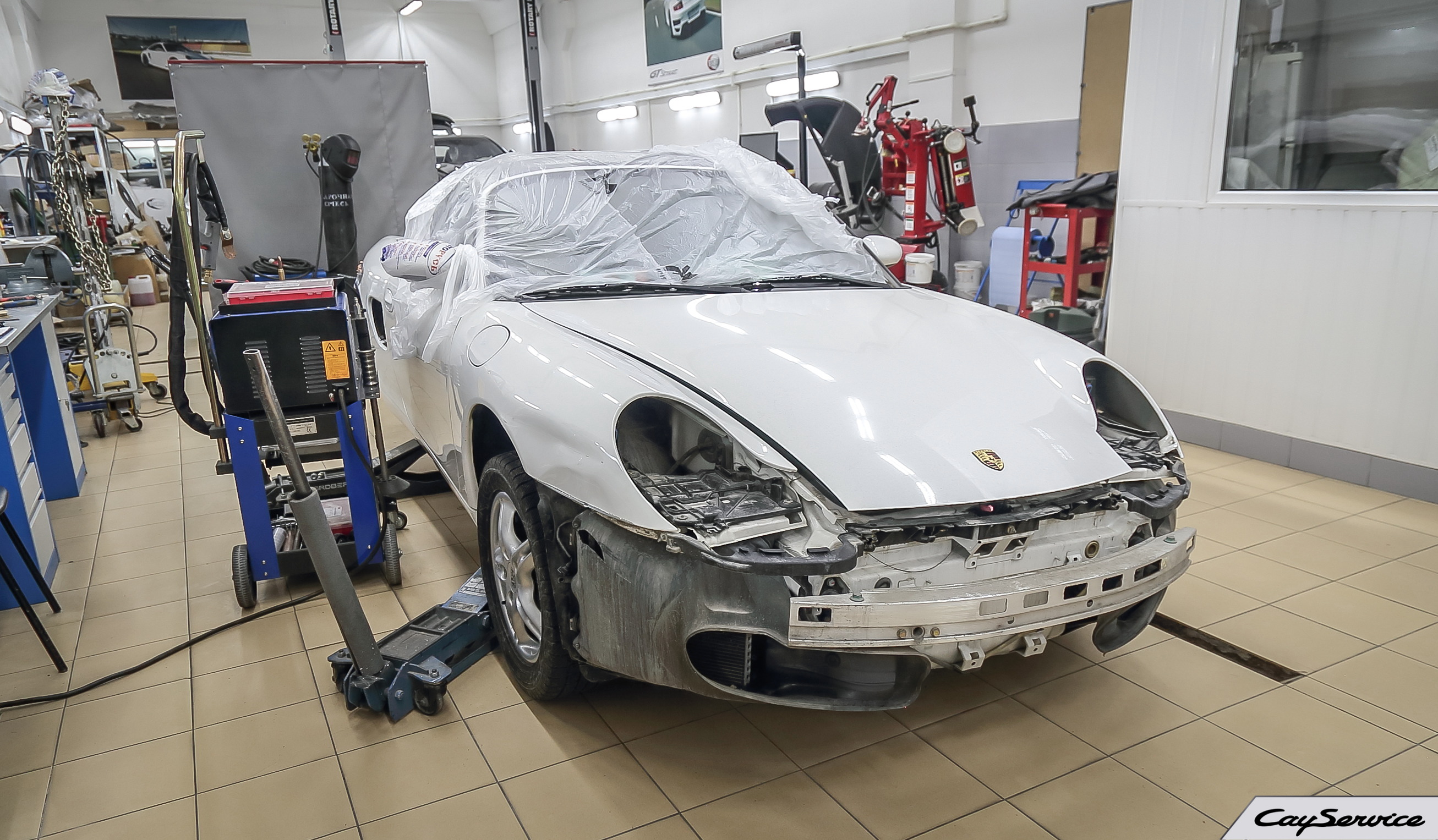 Кузовной ремонт в гараже. Сервисный центр Порше. 988 Кузов Porsche. Порше 911 в автосервисе. Порше техстанция Порше.